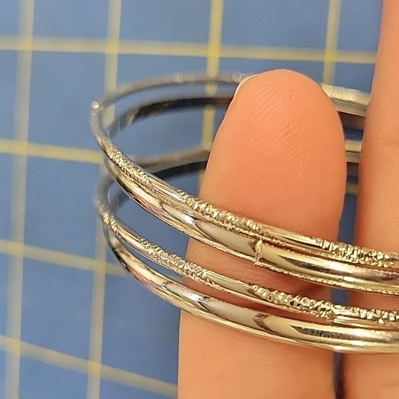 Felt's Fun Finds Jewelry - Set of 4 Silver Tone Bangles 7" Bracelets